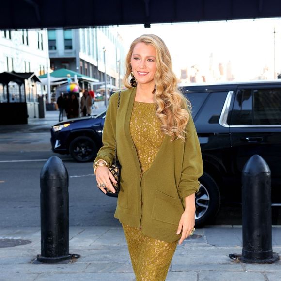 New York, NY - L'actrice Blake Lively est tout sourire alors qu'elle arrive au Lawn Club de New York pour animer l'événement The Betty BOOze Harvest Happy Hour. 
©Backgrid USA / Bestimage