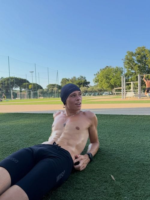 Cameron Smet : Sport, sorties entre amis, farniente, piscine... Le fils de David Hallyday profite de son été dans un cadre idyllique