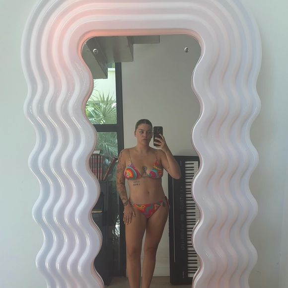 La chanteuse a partagé des photos de ses vacances sur Instagram le 14 août 2025

Louane partage des photos de ses vacances avec son fiancé Florian Rossi et leur fille Esmée. Août 2025.