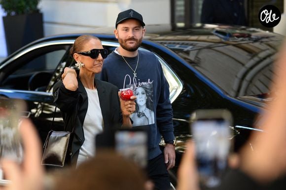 Celine Dion salue ses fans à la sortie de l'hôtel Royal Monceau avant de se diriger vers la salle Plenitude Arena où elle débutera sa série de concert parisien le 12 septembre 2026.Elle est accompagnée par son fils René-Charles