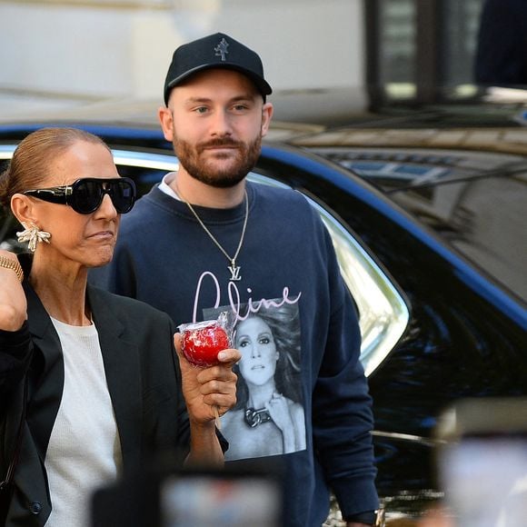 Celine Dion salue ses fans à la sortie de l'hôtel Royal Monceau avant de se diriger vers la salle Plenitude Arena où elle débutera sa série de concert parisien le 12 septembre 2026.Elle est accompagnée par son fils René-Charles