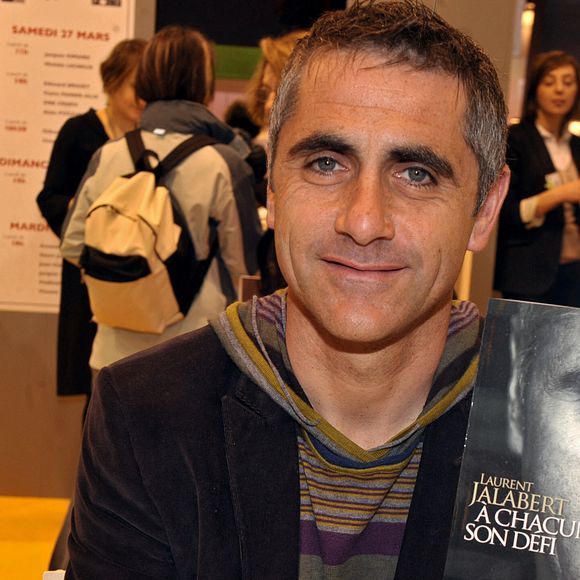 Laurent Jalabert signant des exemplaires de son livre lors du Salon du Livre de Paris qui se tient au Parc des Expositions, Porte de Versailles à Paris, France, le 26 mars 2010. Photo de Briquet-Gorassini/ABACAPRESS.COM