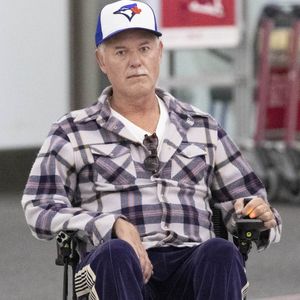 Eric Dane, acteur de "Grey’s Anatomy", est atteint de la maladie de Charcot.

Eric Dane est aperçu en fauteuil roulant à la sortie de l'aéroport international de Toronto. L'acteur américain de 52 ans, star d'Euphoria, s'est engagé à poursuivre son travail et son combat contre la SLA. Photo par The ImageDirect / Bestimage