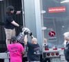 Sur place, l'agitation est difficile à cacher. Des camions déchargent du matériel depuis plusieurs jours devant le Madison Square Garden

Des équipes ont été aperçues en train d’installer des arbres et du matériel événementiel au Madison Square Garden en fin d’après-midi, en amont du mariage de Taylor Swift. Un permis intitulé « Événement spécial » était visible, et du ruban adhésif bleu restait sur les escaliers, là où un tapis rouge avait été aperçu plus tôt. Backgrid USA / Bestimage