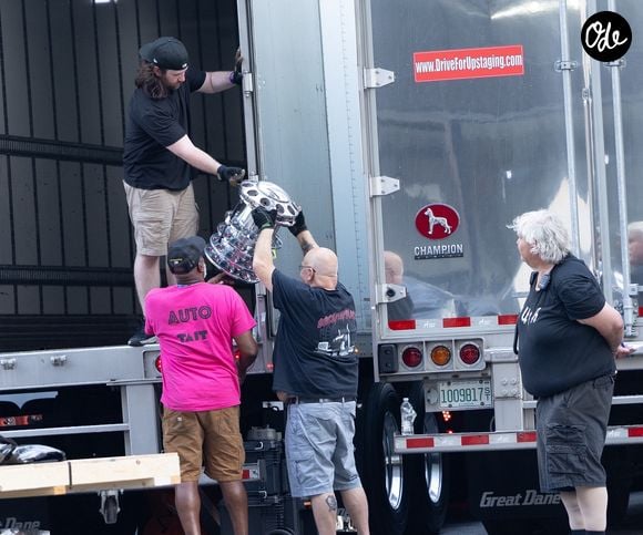 Sur place, l'agitation est difficile à cacher. Des camions déchargent du matériel depuis plusieurs jours devant le Madison Square Garden

Des équipes ont été aperçues en train d’installer des arbres et du matériel événementiel au Madison Square Garden en fin d’après-midi, en amont du mariage de Taylor Swift. Un permis intitulé « Événement spécial » était visible, et du ruban adhésif bleu restait sur les escaliers, là où un tapis rouge avait été aperçu plus tôt. Backgrid USA / Bestimage