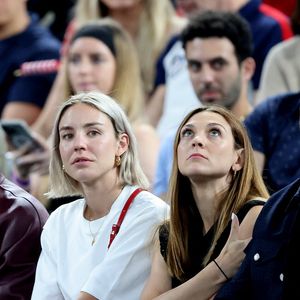 Léon Marchand, Cassandre Beaugrand, Manon Apithy-Brunet, Tony Parker, Thierry Henry - Les célébrités en tribunes pendant la finale de basketball opposant les Etats-Unis à la France (98-87) lors des Jeux Olympiques de Paris 2024 (JO) à l'Arena Bercy, à Paris, France, le 10 août 2024. © Jacovides-Perusseau/Bestimage