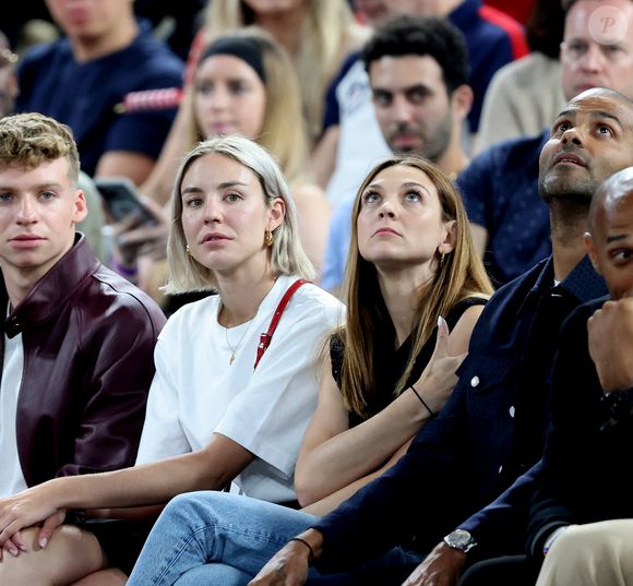 Léon Marchand, Cassandre Beaugrand, Manon Apithy-Brunet, Tony Parker, Thierry Henry - Les célébrités en tribunes pendant la finale de basketball opposant les Etats-Unis à la France (98-87) lors des Jeux Olympiques de Paris 2024 (JO) à l'Arena Bercy, à Paris, France, le 10 août 2024. © Jacovides-Perusseau/Bestimage