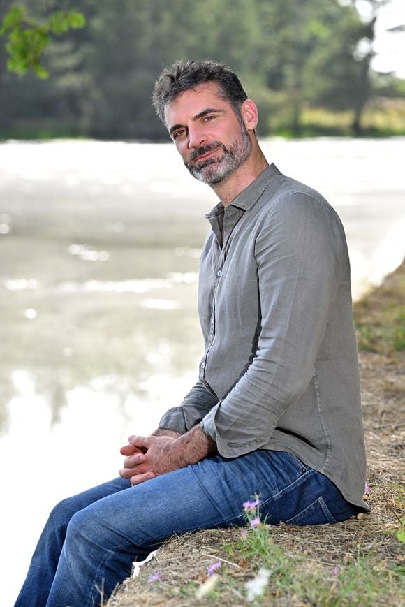 Exclusif - Rendez-vous avec Gil Alma à Evaux-les-Bains, sur la route des villes d'eaux du Massif Central, le 12 août 2025. Gil Alma ("Nos Chers Voisins"), jouera le rôle principal, aux côtés d'E.Bernheimn, dans la nouvelle série de France 2, "Dans de beaux draps" diffusée à  la rentrée.
© Bruno Bebert / Bestimage