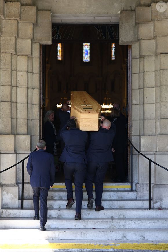 Le journaliste est décédé quelques jours plus tôt à l'âge de 78 ans des suites d'une maladie

Coffin lors de la cérémonie d'enterrement de Daniel Bilalian à l'église Saint-Pierre de Neuilly-sur-Seine, près de Paris, France, le 22 mai 2025. Le journaliste, présentateur et animateur de télévision français Daniel Bilalian est décédé le 14 mai 2025 à l'âge de 78 ans. Photo par Raphael Lafargue/ABACAPRESS.COM