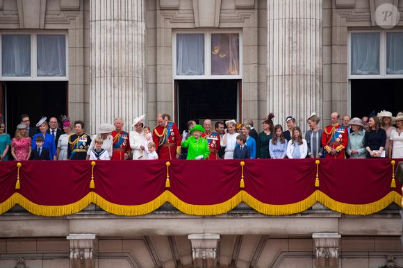 Elle vient de perdre l'un de ses membres

Mike Tindall, Zara Phillips, la princesse Anne, Camilla Parker Bowles, duchesse de Cornouailles, le prince Charles, Kate Catherine Middleton, duchesse de Cambridge, la princesse Charlotte, le prince George, le prince William, la reine Elisabeth II d'Angleterre, le prince Philip, duc d'Edimbourg, la comtesse Sophie de Wessex, le prince Andrew, duc d'York, Lady Louise Windsor, James Mountbatten-Windsor, la princesse Eugenie d'York, le duc Edward de Kent, Katharine Worsley - La famille royale d'Angleterre au balcon du palais de Buckingham lors de la parade "Trooping The Colour" à l'occasion du 90ème anniversaire de la reine. Le 11 juin 2016 Action Press / Bestimage