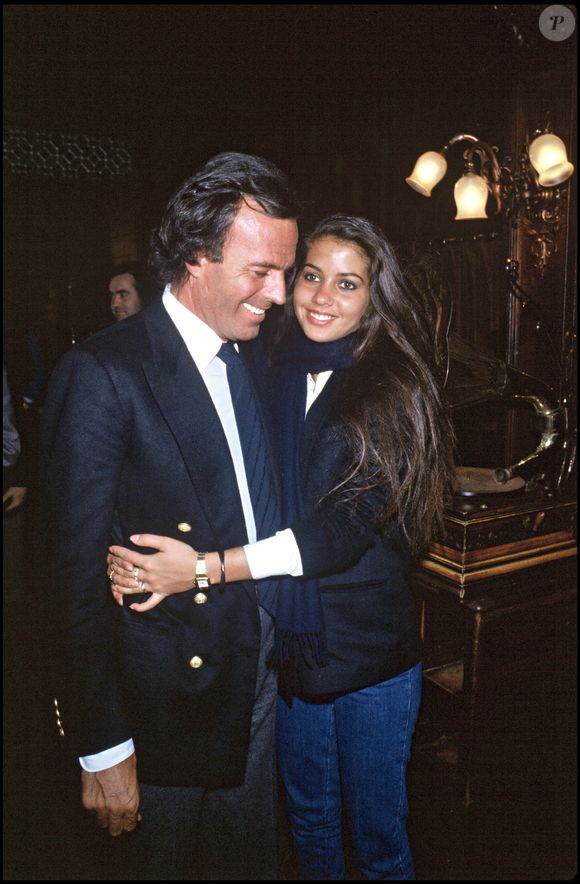 Elle y évoquait également des règles strictes imposées à son apparence, une jalousie excessive et une exposition précoce aux drogues. 

Archives – Julio Iglesias et son amie Vaitiare Bandera à Paris en 1983. RINDOFF-PATERSON / BESTIMAGE