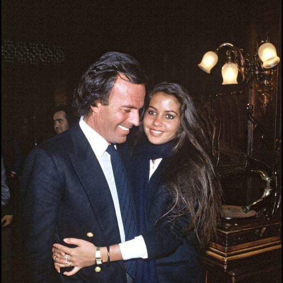 Elle y évoquait également des règles strictes imposées à son apparence, une jalousie excessive et une exposition précoce aux drogues. 

Archives – Julio Iglesias et son amie Vaitiare Bandera à Paris en 1983. RINDOFF-PATERSON / BESTIMAGE