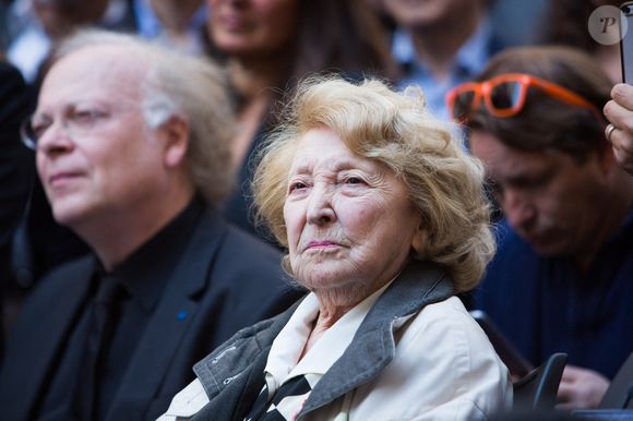 Erik Berchot, pianiste, Aïda Aznavour-Garvarentz, sœur de Charles Aznavour ici pour inaugurer la plaque commémorative de Charles Aznavour, chanteur français et arménien, à Paris, le 21 mai 2019.  Photo par Raphael Lafargue/ABACAPRESS.COM