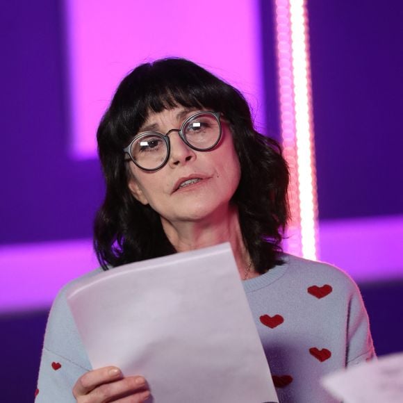 Mais Voici nous en apprend plus ce 7 mars, révélant que le jeune homme a pris un taxi avec la carte de sa mère
Exclusif - Lio - Répétitions de l'émission "Duos Mystères" à la Seine Musicale à Paris, qui sera diffusée le 26 février 2021 sur TF1. Le 1er février 2021
© Gaffiot-Moreau / Bestimage
Pour la première fois à la télévision, les plus grandes stars acceptent de monter sur scène pour chanter un duo…sans savoir avec qui elles vont le partager !
Bienvenue dans un cache-cache musical inédit où les artistes et le public iront de surprises en surprises !
Pour chaque duo, les 2 artistes répètent seuls de leur côté, arrivent sur scène sans se croiser et prennent place de part et d’autre d’un mur écran. Ils commencent à chanter alors qu’ils ne savent toujours pas qui est avec eux sur scène ! Leurs voix vont se mêler avant même que les 2 personnalités ne se soient vues ! Sauront-elles se reconnaître ? Comment réagiront-elles quand le mur se lèvera enfin ?
Dans « DUOS MYSTERES » tout commence par un jeu avant de basculer dans l’émotion … Car, bien sûr, tous ces duos mystères ne sont pas associés par hasard ! Les artistes qui partageront la scène sont tous unis par une histoire forte ! Nous allons vous raconter ces histoires, ces parcours de vie, ces liens d’amitié, d’amour ou d’admiration…
Le téléspectateur assistera aux premières loges à ce duo unique : il est le témoin privilégié d’une rencontre artistique aussi excitante qu’inattendue. Mais surtout, il pourra lui aussi jouer : pour la plupart des duos, on ne lui dévoilera qu’une seule des deux célébrités et il devra reconnaître à sa voix uniquement l’artiste mystère !
Tendez bien votre oreille !
Saurez-vous deviner avec qui chacune des personnalités partagera l’affiche ?
Quelle sera l’émotion des artistes lorsqu’ils se découvriront enfin ?