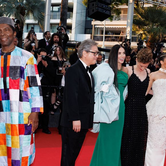 Le jury : Diego Céspedes, Isaach de Bankolé, Park Chan-wook, Demi Moore, Laura Wandel, Ruth Negga, Chloé Zhao, Stellan Skarsgård, Paul Laverty - Montée des marches pour la cérémonie de clôture du 79ème Festival International du Film de Cannes, le 23 mai 2026. © Jacovides-Moreau / Bestimage