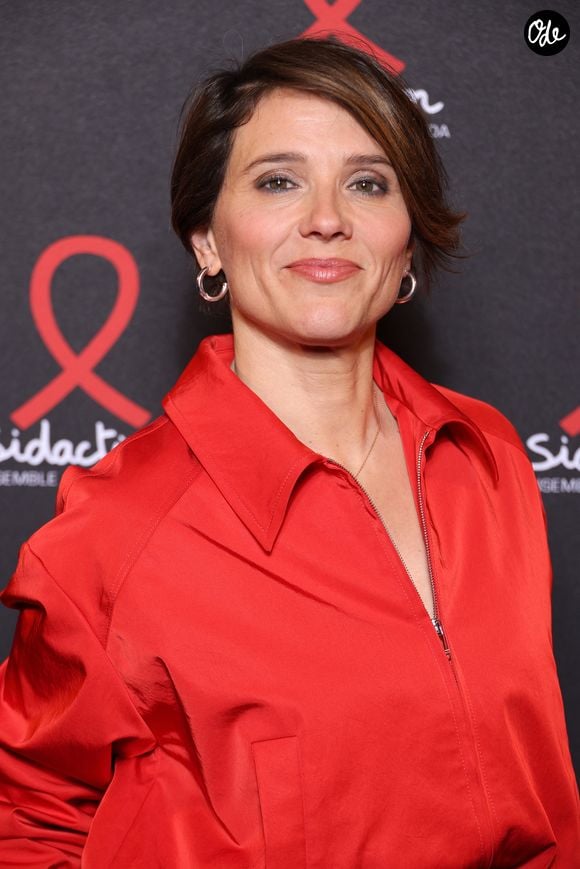 Pour pallier son manque de ponctualité dans la sphère privée, elle a avancé toutes ses horloges de sept minutes.

Melanie Taravant - Soirée de lancement du Sidaction 2026 au Lido à Paris le 16 Mars 2026. © Denis Guignebourg/Bestimage