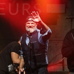 "Si je n’avais pas été cuisinier, je pense que j’aurais rêvé d’être une rock star", confie-t-il sur le site de son groupe.

Le groupe "Chef & The Gang" du chef Philippe Etchebest en concert au profit des sinistrés des incendies en Gironde, en lien avec le Secours Populaire Français et organisé par Marc Dalla Samba, lui-même lourdement touché par les incendies, le 30 août 2026 à Lacanau-Océan en Gironde ©Jean-Marc LHOMER/Bestimage