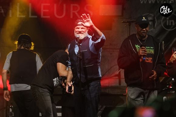 "Si je n’avais pas été cuisinier, je pense que j’aurais rêvé d’être une rock star", confie-t-il sur le site de son groupe.

Le groupe "Chef & The Gang" du chef Philippe Etchebest en concert au profit des sinistrés des incendies en Gironde, en lien avec le Secours Populaire Français et organisé par Marc Dalla Samba, lui-même lourdement touché par les incendies, le 30 août 2026 à Lacanau-Océan en Gironde ©Jean-Marc LHOMER/Bestimage