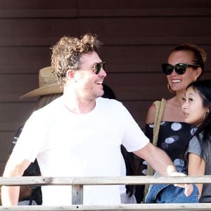 Exclusif - Laeticia Hallyday accompagnée de son compagnon Frédéric Suant et de sa fille Joy sont aller acceuillir Jade à l'aéroport de Saint-Barthélemy-Rémy-de-Haenen où tout le monde se retrouve pour le 50ème anniversaire de Laeticia, à Saint-Jean, Saint-Barthélémy, Antilles françaises, France, le 15 mars 2025. DOMINIQUE JACOVIDES / BESTIMAGE