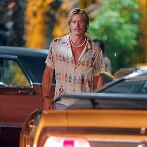 Los Angeles, Brad Pitt met son bras autour de l'actrice Lauren Glazier lors du tournage d'une scène pour la suite de "Once Upon a Time in Hollywood", "The Adventures of Cliff Booth", à Los Angeles. Octobre 2025

Photo : Backgrid USA / Bestimage