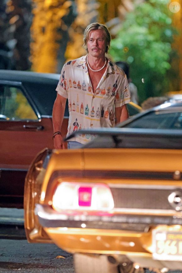 Los Angeles, Brad Pitt met son bras autour de l'actrice Lauren Glazier lors du tournage d'une scène pour la suite de "Once Upon a Time in Hollywood", "The Adventures of Cliff Booth", à Los Angeles. Octobre 2025

Photo : Backgrid USA / Bestimage