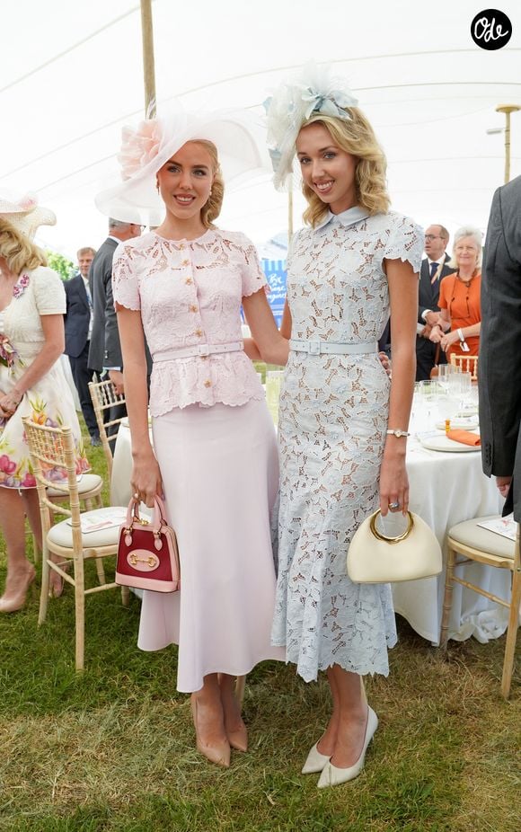 Avec sa sœur Maria Chiara, elle prépare une marque d'accessoires de mode. 

S.A.R. la Princesse Maria Carolina de Bourbon des Deux-Siciles, S.A.R. la Princesse Maria Chiara de Bourbon des Deux-Siciles - Prix de Diane Longines 2026 à l'Hippodrome de Chantilly le 14 juin 2026.
© Anne-Sophie Guebey / Bestimage