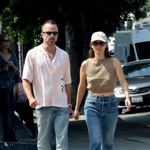 "Nous avons toujours voulu être au contact d'une culture complètement différente", a assuré l'acteur.

Exclusif - Aaron Paul et sa femme Lauren Parsekian sortent pour déjeuner, le 13 juillet 2024. Backgrid USA / Bestimage