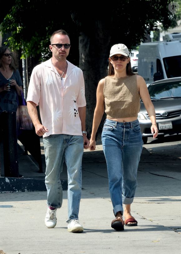 "Nous avons toujours voulu être au contact d'une culture complètement différente", a assuré l'acteur.

Exclusif - Aaron Paul et sa femme Lauren Parsekian sortent pour déjeuner, le 13 juillet 2024. Backgrid USA / Bestimage