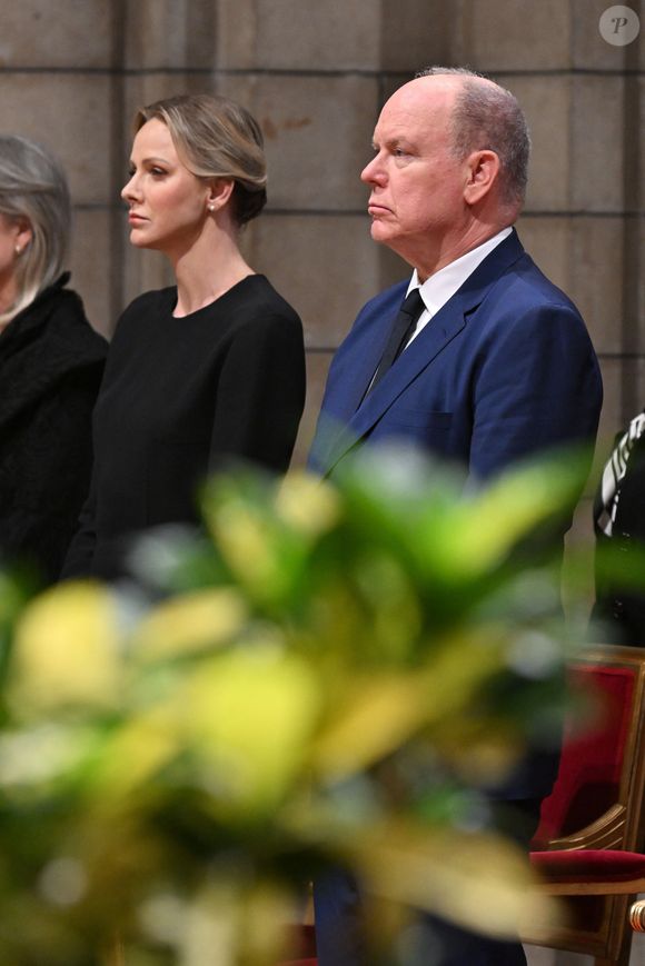 Ainsi, le prince Albert, Charlene de Monaco mais aussi la princesse Caroline ont décidé de se rendre au sein de la Cathédrale de Monaco pour une cérémonie émouvante. 
La princesse Charlène de Monaco et le prince Albert II de Monaco - La famille princière monégasque a assisté à la messe pontificale en hommage au pape François, célébrée en la Cathédrale de Monaco par Monseigneur Dominique-Marie David, le 22 avril 2025.
© Bruno Bebert / Bestimage
