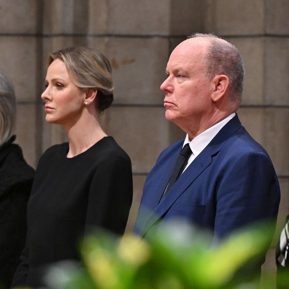 Ainsi, le prince Albert, Charlene de Monaco mais aussi la princesse Caroline ont décidé de se rendre au sein de la Cathédrale de Monaco pour une cérémonie émouvante. 
La princesse Charlène de Monaco et le prince Albert II de Monaco - La famille princière monégasque a assisté à la messe pontificale en hommage au pape François, célébrée en la Cathédrale de Monaco par Monseigneur Dominique-Marie David, le 22 avril 2025.
© Bruno Bebert / Bestimage