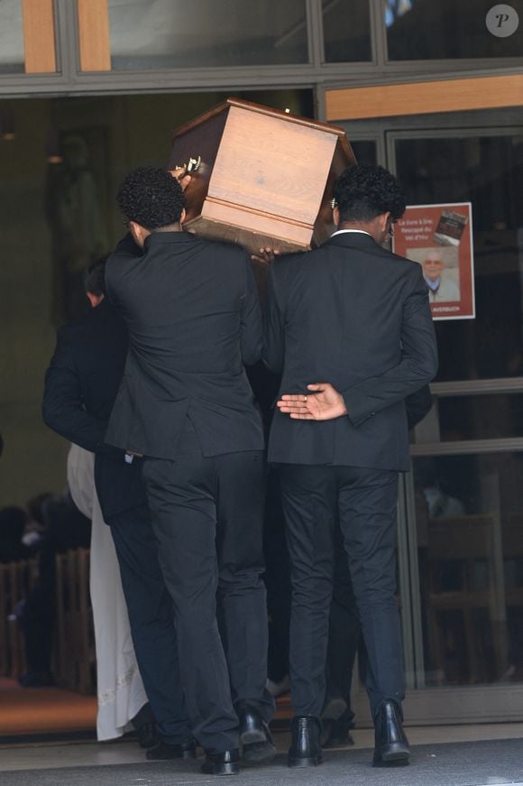 Le Cercueil de la défunte aux obsèques de Sophie Garel en église Sainte-Thérèse de l'Enfant-Jésus à Boulogne-Billancourt, France, le 22 mai 2026. Bestimage