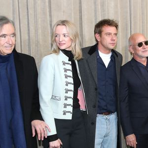 Bernard Arnault, Delphine Arnault (Directrice générale de Dior), Jonathan Anderson (Dir. Artistique), Jeff Bezos et sa femme Lauren Sánchez posent à la suite du Défilé de Mode Christian Dior, Collection Haute Couture Printemps/Été 2026, dans le cadre de la Fashion Week de Paris, France, le 26 Janvier 2026. © Bertrand Rindoff / Bestimage