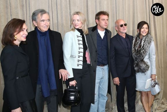 Bernard Arnault, Delphine Arnault (Directrice générale de Dior), Jonathan Anderson (Dir. Artistique), Jeff Bezos et sa femme Lauren Sánchez posent à la suite du Défilé de Mode Christian Dior, Collection Haute Couture Printemps/Été 2026, dans le cadre de la Fashion Week de Paris, France, le 26 Janvier 2026. © Bertrand Rindoff / Bestimage