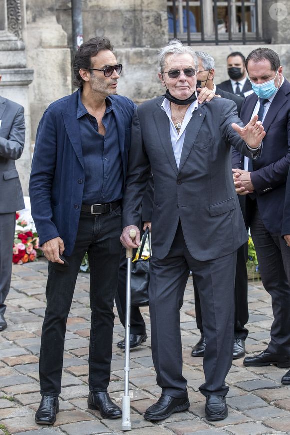 Anthony Delon, Alain Delon - Obsèques de Jean-Paul Belmondo en en l'église Saint-Germain-des-Prés, à Paris le 10 septembre 2021.

© Cyril Moreau / Bestimage