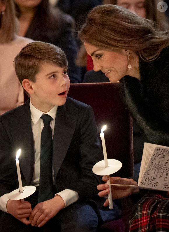 Le prince William, prince de Galles, et Catherine (Kate) Middleton, princesse de Galles, avec leurs enfants le prince George de Galles, la princesse Charlotte de Galles et le prince Louis de Galles, lors du traditionnel "Together At Christmas Carol Service" en l'abbaye de Westminster à Londres, le 5 décembre 2025. Photo : Aaron Chown/WPA-Pool/Julien Burton via Bestimage