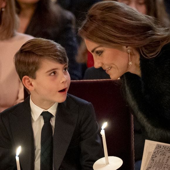 Le prince William, prince de Galles, et Catherine (Kate) Middleton, princesse de Galles, avec leurs enfants le prince George de Galles, la princesse Charlotte de Galles et le prince Louis de Galles, lors du traditionnel "Together At Christmas Carol Service" en l'abbaye de Westminster à Londres, le 5 décembre 2025. Photo : Aaron Chown/WPA-Pool/Julien Burton via Bestimage