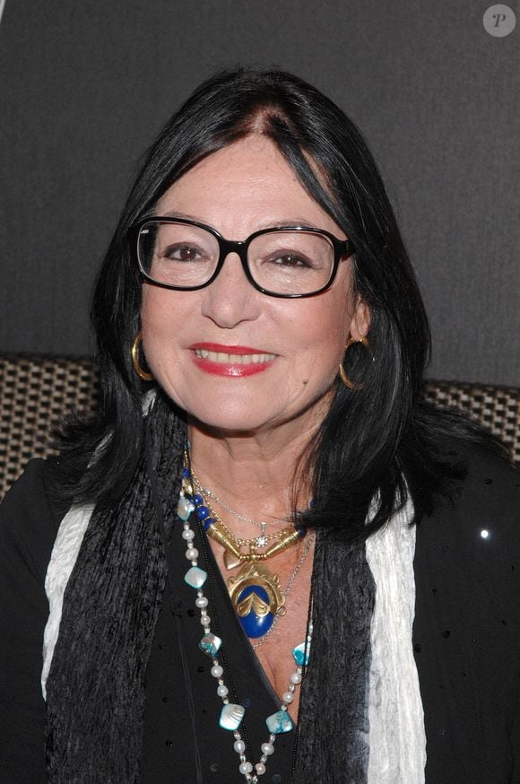 La chanteuse Nana Mouskouri pose pour des photos lors de la cérémonie du Prix Grand Siecle Laurent-Perrier en l'honneur de Claude Chabrol, qui s'est tenue au Pavillon d'Armenonville à Paris, France, le 20 novembre 2006. Photo par Nicolas Khayat/ABACAPRESS.COM