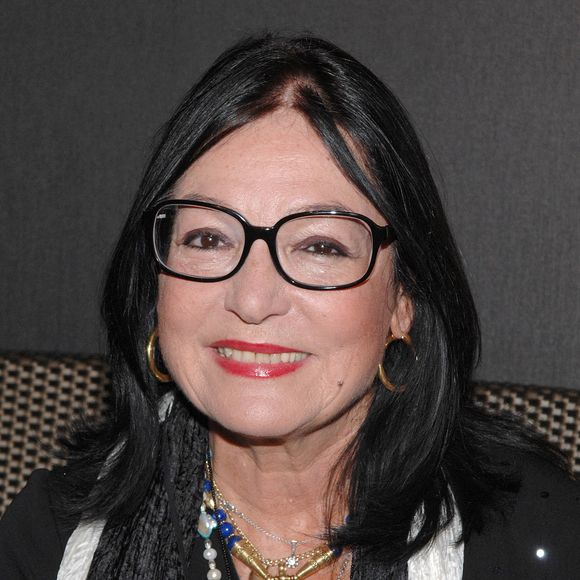 La chanteuse Nana Mouskouri pose pour des photos lors de la cérémonie du Prix Grand Siecle Laurent-Perrier en l'honneur de Claude Chabrol, qui s'est tenue au Pavillon d'Armenonville à Paris, France, le 20 novembre 2006. Photo par Nicolas Khayat/ABACAPRESS.COM