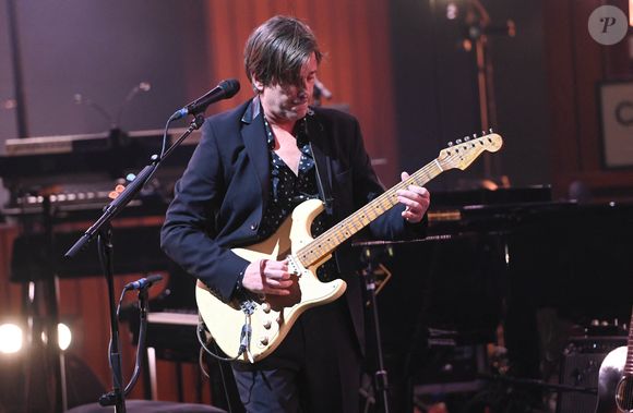 Jacques Dutronc et Thomas Dutronc en showcase de leur tournée "Dutronc & Dutronc" au Centre Evénementiel de Courbevoie le 11 avril 2022.© Coadic Guirec/Bestimage