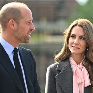 Kate Middleton et le prince William se sont rendus à l'école maternelle et primaire de Farnborough Road.

Le prince William, prince de Galles, et Catherine (Kate) Middleton, princesse de Galles, visitent l'école maternelle et primaire de Farnborough Road, pour montrer leur soutien continu à la communauté de Southport après l'attaque au cours de laquelle trois filles, Alice da Silva Aguiar, Bebe King et Elsie Dot Stancombe, ont été tragiquement tuées lors d'un cours de danse à Southport.  ©Eddie Mulholland/WPA-Pool / Julien Burton via Bestimage