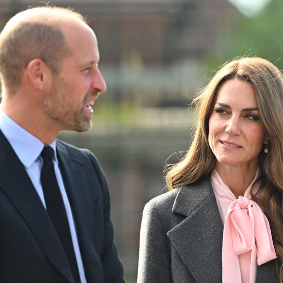 Kate Middleton et le prince William se sont rendus à l'école maternelle et primaire de Farnborough Road.

Le prince William, prince de Galles, et Catherine (Kate) Middleton, princesse de Galles, visitent l'école maternelle et primaire de Farnborough Road, pour montrer leur soutien continu à la communauté de Southport après l'attaque au cours de laquelle trois filles, Alice da Silva Aguiar, Bebe King et Elsie Dot Stancombe, ont été tragiquement tuées lors d'un cours de danse à Southport.  ©Eddie Mulholland/WPA-Pool / Julien Burton via Bestimage