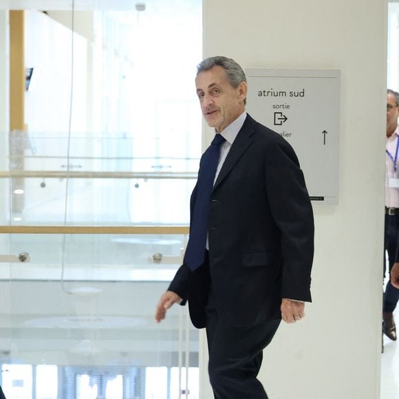 le parquet a fait savoir son réquisitoire. 

Nicolas Sarkozy arrive au procès pour des accusations de financement illégal de la campagne présidentielle victorieuse de 2007 par le dictateur Mouammar Kadhafi, au tribunal de Paris, France, le 27 mars 2025. © Denis Guignebourg/Bestimage
