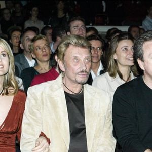 Johnny et Laeticia Hallyday aux côtés d'André Boudoulors de la remise du prix Humour et Pub à l'Amnesia de paris en 2004 © Daniel Angeli Bestimage