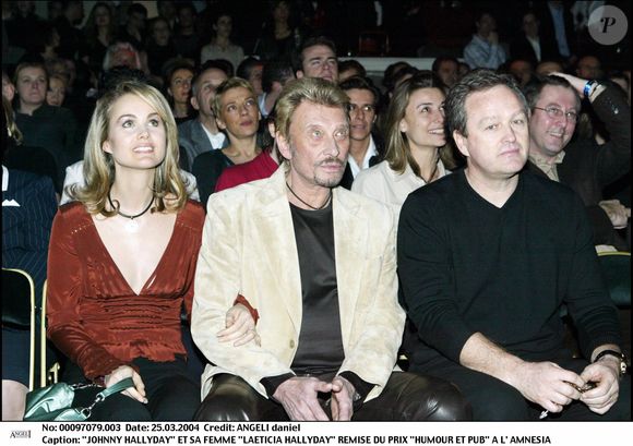 Johnny et Laeticia Hallyday aux côtés d'André Boudoulors de la remise du prix Humour et Pub à l'Amnesia de paris en 2004 © Daniel Angeli Bestimage