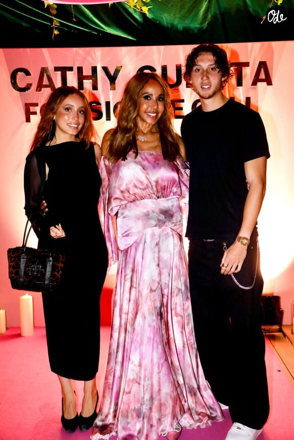 Tim-Elvis et Angie, ses deux aînés issus de son union avec Cathy Guetta, ont accueilli un petit frère en 2024, et une petite sœur en 2026. 
Cathy Guetta et ses enfants Angie et Elvis - Soirée de gala caritative de Cathy Guetta, ambassadrice de la lutte contre la drépanocytose, au Nikki Beach Saint-Tropez le 16 juillet 2026.
© Franz Chavaroche / Bestimage