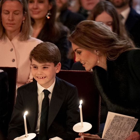Le prince Louis et la princesse de Galles (Catherine (Kate) Middleton, princesse de Galles) pendant la cérémonie de chants Together At Christmas à l'abbaye de Westminster à Londres. Date de la photo : Vendredi 5 décembre 2025.

PA Photo/ Bestimage