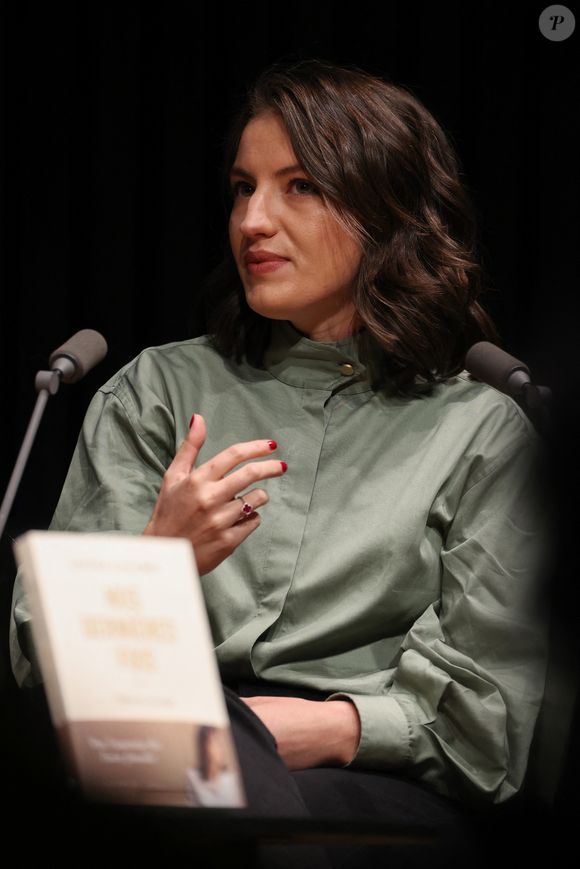 Aussi, la philosophe indique que regarder ses proches comme des "personnages" permet de se détacher et de retrouver une forme de sérénité, de quoi mieux appréhender les fêtes de fin d'année.

Exclusif - La philosophe et petite-fille de l'acteur Michel Galabru, Sophie Galabru présente son livre "Nos dernières fois" - Allary Editions, à la Station Ausone-Librairie Mollat à Bordeaux, le 14 mars 2025. © Jean-Marc Lhomer/Bestimage