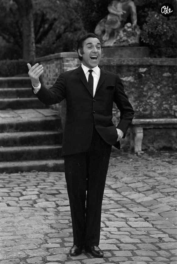 L'illustre chanteur y a laissé son empreinte en baptisant les lieux d'un nom très symbolique : "Magreluma".

Archives -  En France, à Paris, Luis Mariano chantant lors de l'émission "Accordéon Variétés" le 16 octobre 1967.  

© Bestimage
