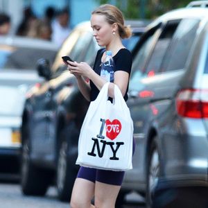 Exclusif - Lily-Rose Depp porte des chaussettes et des claquettes en balade dans les rues de New York, le 25 septembre 2019

©The ImageDirect / Bestimage