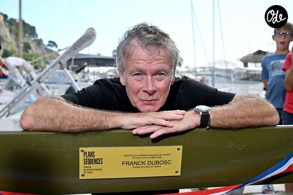 Franck Dubosc inaugure son banc dans le cadre du "1er Festival du Film Français - Plans séquences" de Cassis, le 17 octobre 2026. 
© Bebert / Bestimage